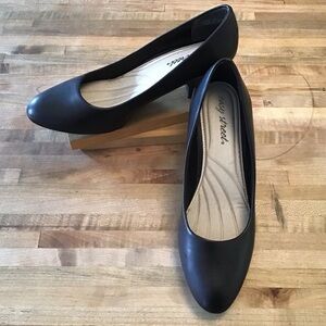 Easy Street brown almond toe 2.5 “ squash heel plain brown pumps. Size 8 W